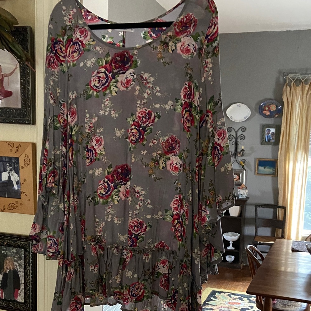 Chic Floral Blouse in Gray and Pink
